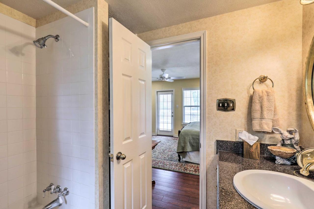 Studio In College Station With Expansive Deck! Exterior photo